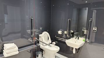 Un baño moderno con inodoro, bidé y lavamanos.