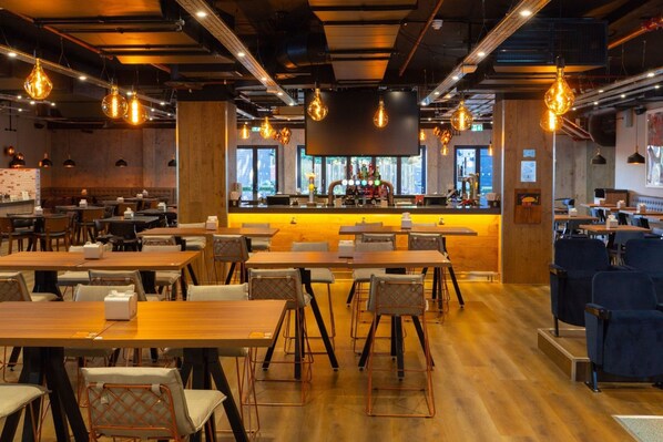 Breakfast, lunch, dinner served; international cuisine