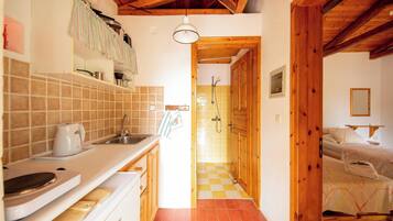 Réfrigérateur, cafetière/bouilloire, bouilloire électrique, grille-pain