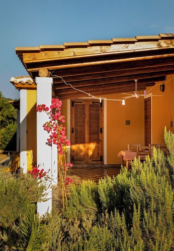 Cosy cottage with large veranda and garden with hammock near the beach.