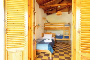 1 chambre, coffres-forts dans les chambres, fer et planche à repasser