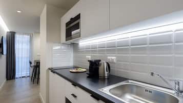 Studio Standard | Cuisine privée | Réfrigérateur, micro-ondes, four, plaque de cuisson