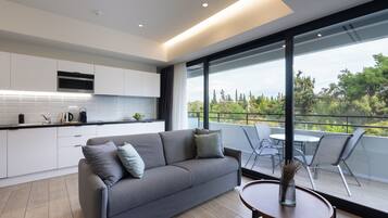 Departamento Deluxe | Área de sala de estar | Smart TV de 43 pulgadas con canales por cable y televisión