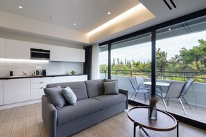 Deluxe appartement | Woonruimte | Een 43-inch smart-tv met kabelzenders en televisie