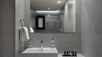 Standard Apartment | Bathroom | Shower, rainfall showerhead, free toiletries, hair dryer