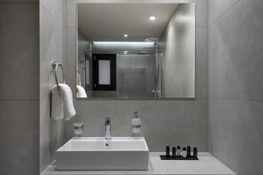 Standard-Apartment | Badezimmer | Dusche, Regendusche, kostenlose Toilettenartikel, Haartrockner