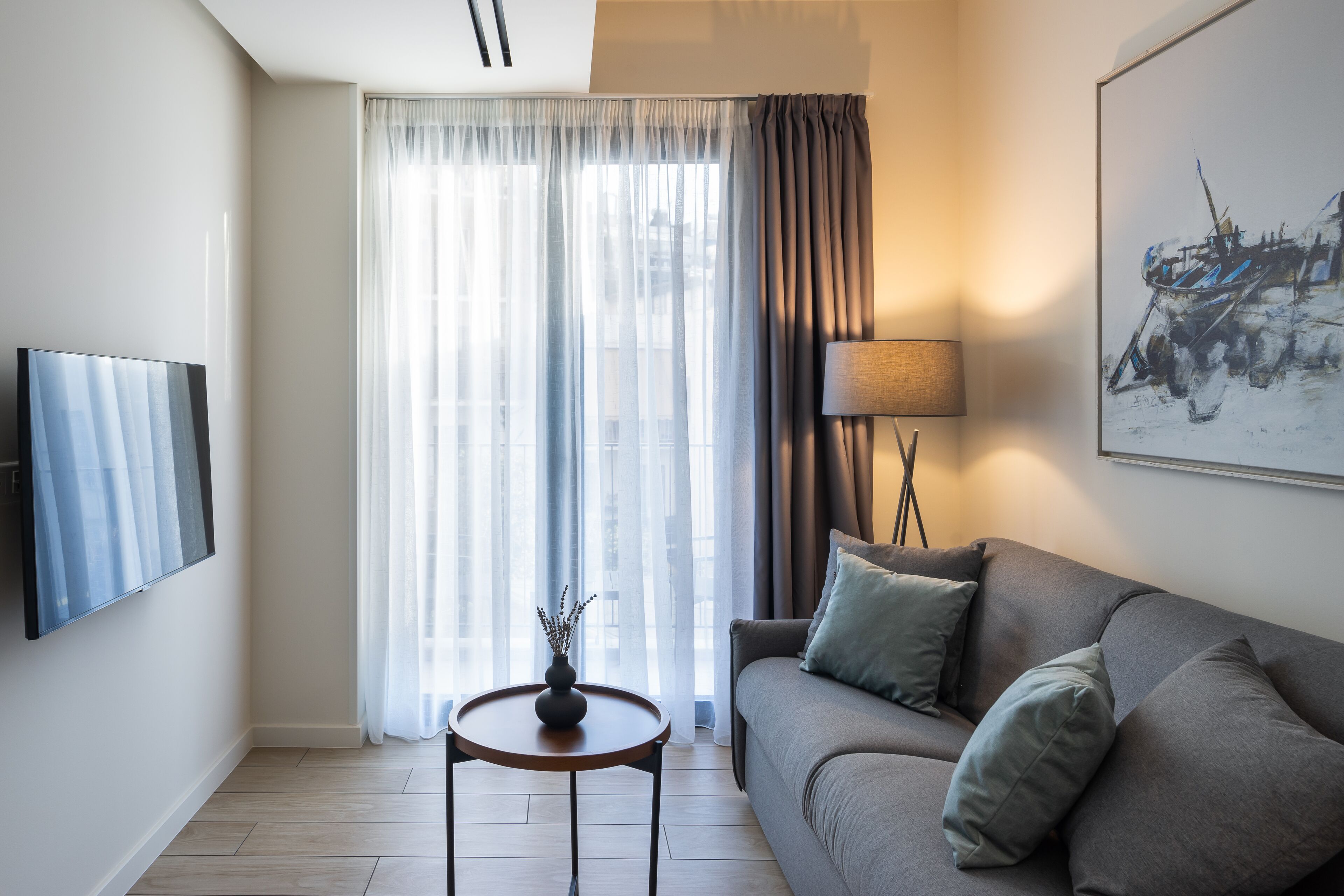 Departamento estándar | Área de sala de estar | Smart TV de 43 pulgadas con canales por cable y televisión 