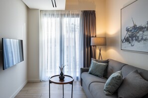 Standaard appartement | Woonruimte | Een 43-inch smart-tv met kabelzenders en televisie