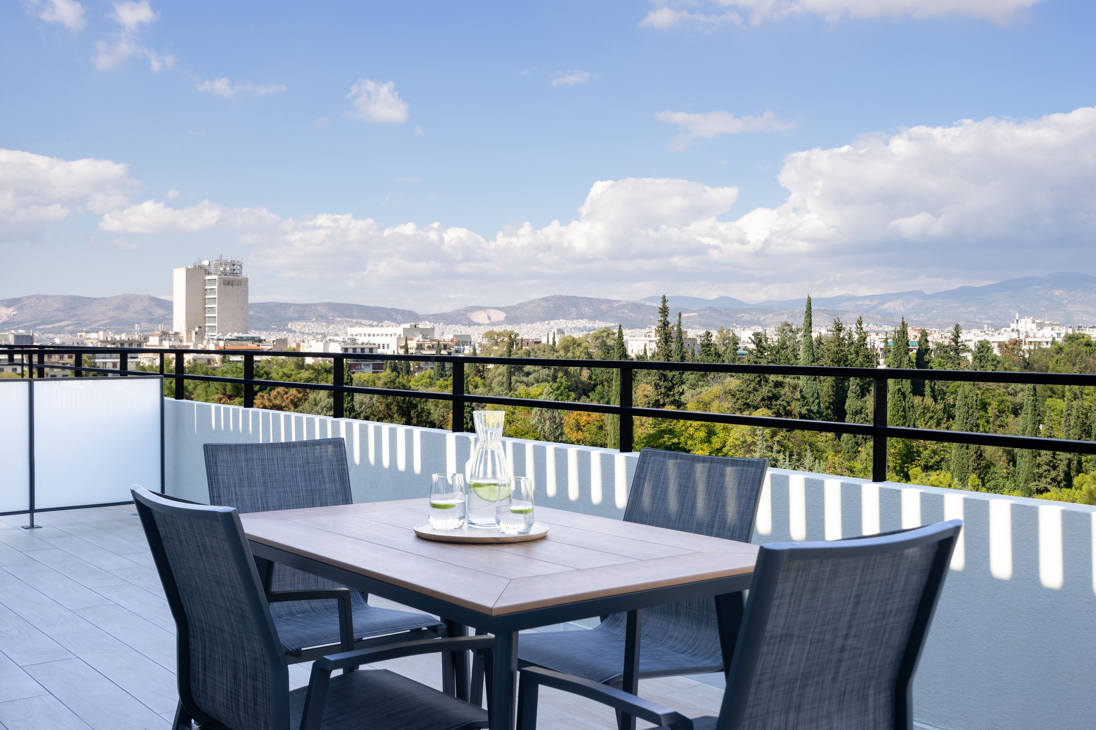 City-loftsværelse | Allergivenligt sengetøj, pengeskab på værelset, individuelt design