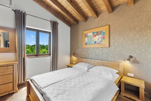 5 bedrooms, iron/ironing board, free WiFi, bed sheets