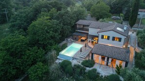 A modern house with a swimming pool, a patio, and a covered outdoor area. - Villa Dali with whirlpool, sauna and 5 bedrooms (Svetvinčenat)