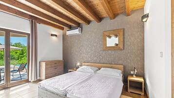 5 bedrooms, iron/ironing board, free WiFi, bed sheets