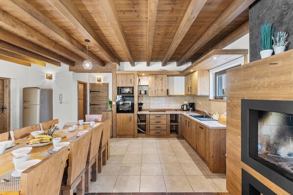 Frigorífic, microones, forn i placa de cuina 