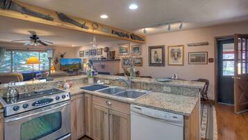 Lavavajillas, cafetera/tetera, utensilios de cocina