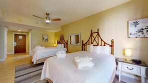 Tabla de planchar con plancha, wifi gratis y ropa de cama
