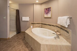 Combined shower/tub, jetted tub, hair dryer, towels
