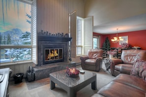 Smart TV y chimenea 