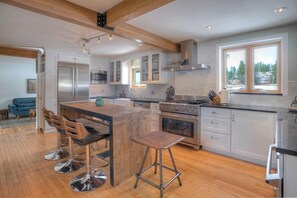 冰箱、微波 炉、烤箱、炉灶