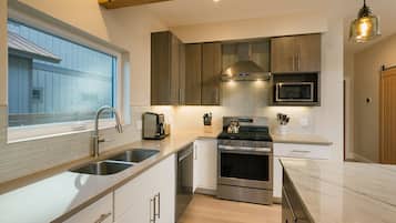 Refrigerador, microondas, horno, placa de cocina