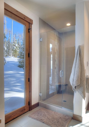 Combined shower/tub, hair dryer, towels - Luxury Home Across from Purgatory - Awesome Views - Free On Demand Shuttle (Durango)