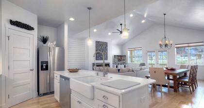 New Contemporary Mountain Home - 12 Min. to Durango - Central AC - Views