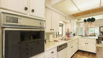 Oven, coffee/tea maker, cookware/dishes/utensils