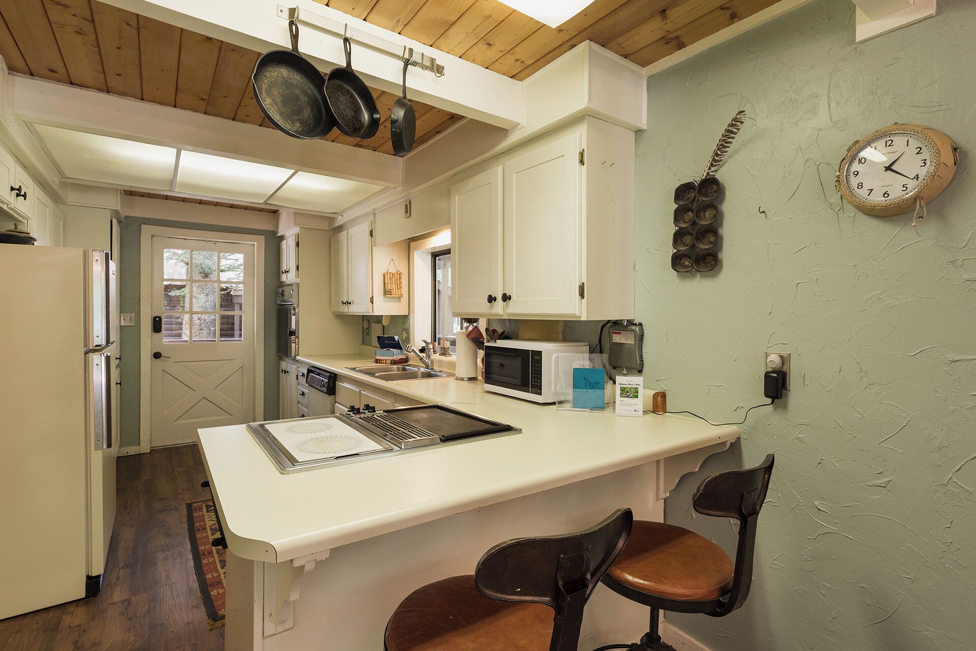 Horno, cafetera/tetera, utensilios de cocina