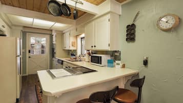 Horno, cafetera y tetera y utensilios de cocina