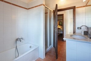Duschwanne, Bidet, Handtücher