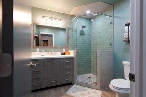 Combined shower/bathtub, hair dryer, towels - Remodeled Needles Townhomes - 3 miles to Purgatory Resort (Durango)