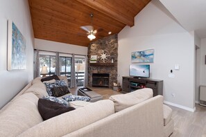 Smart TV, fireplace