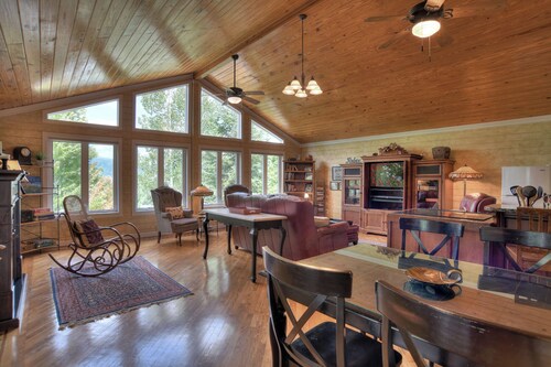 Updated home with views near downtown Durango - Hot Tub, AC & Yard