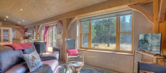 Pine Meadow Cabin | Straw Bale, Solar Power, Starlink - Pets OK