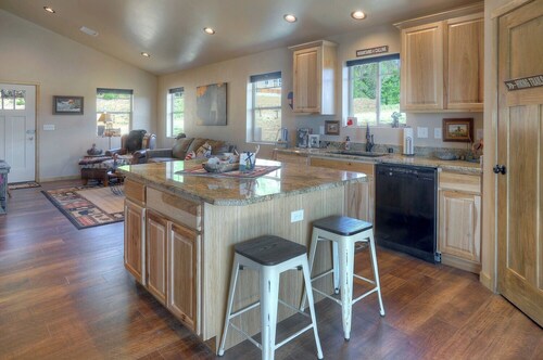 Pine River Riverside Retreat | Cabin on the Pine River, Fishing, Privacy, AC