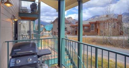 Cozy Getaway (#103) | Resort Access, Full Kitchen, Walk to Lift, Ground Level