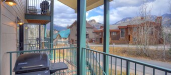 Cozy Getaway (#103) | Resort Access, Full Kitchen, Walk to Lift, Ground Level