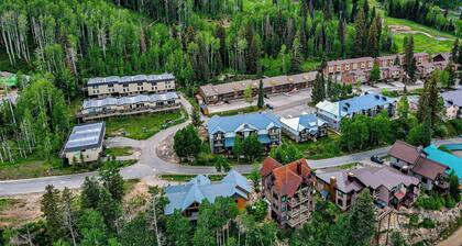 Chic Peak (#104) | Pool/Fitness Access - Fireplace, Deck, Ground Floor