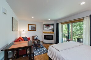Iron/ironing board, free WiFi, bed sheets - Chic Peak (#104) | Pool/Fitness Access - Fireplace, Deck, Ground Floor (Durango)