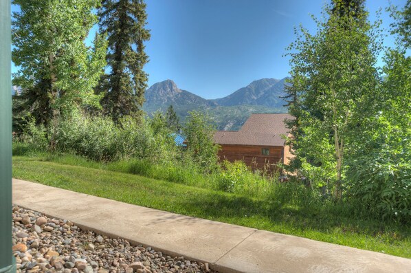 المنطقة المحيطة بالمنشأة