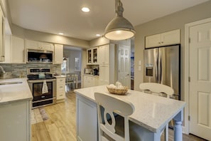 Refrigerador, microondas, horno y parrilla de estufa