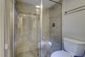 Combined shower/bathtub, hair dryer, towels - 300 Evian - Amazing 3 bedroom, 3-bath villa in Shipyard. (Hilton Head Island)