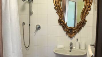 Doccia, asciugacapelli, bidet, asciugamani