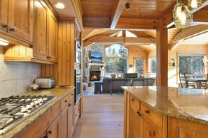 Refrigerador, microondas, parrilla de estufa y cafetera y tetera 