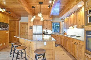 Refrigerador, microondas, parrilla de estufa y cafetera y tetera 