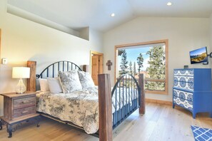 5 bedrooms, iron/ironing board, Internet, bed sheets - Morning View Lodge: Spacious, Hot Tub, Views (Breckenridge)