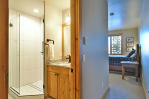 Combined shower/bathtub, hair dryer - Morning View Lodge: Spacious, Hot Tub, Views (Breckenridge)