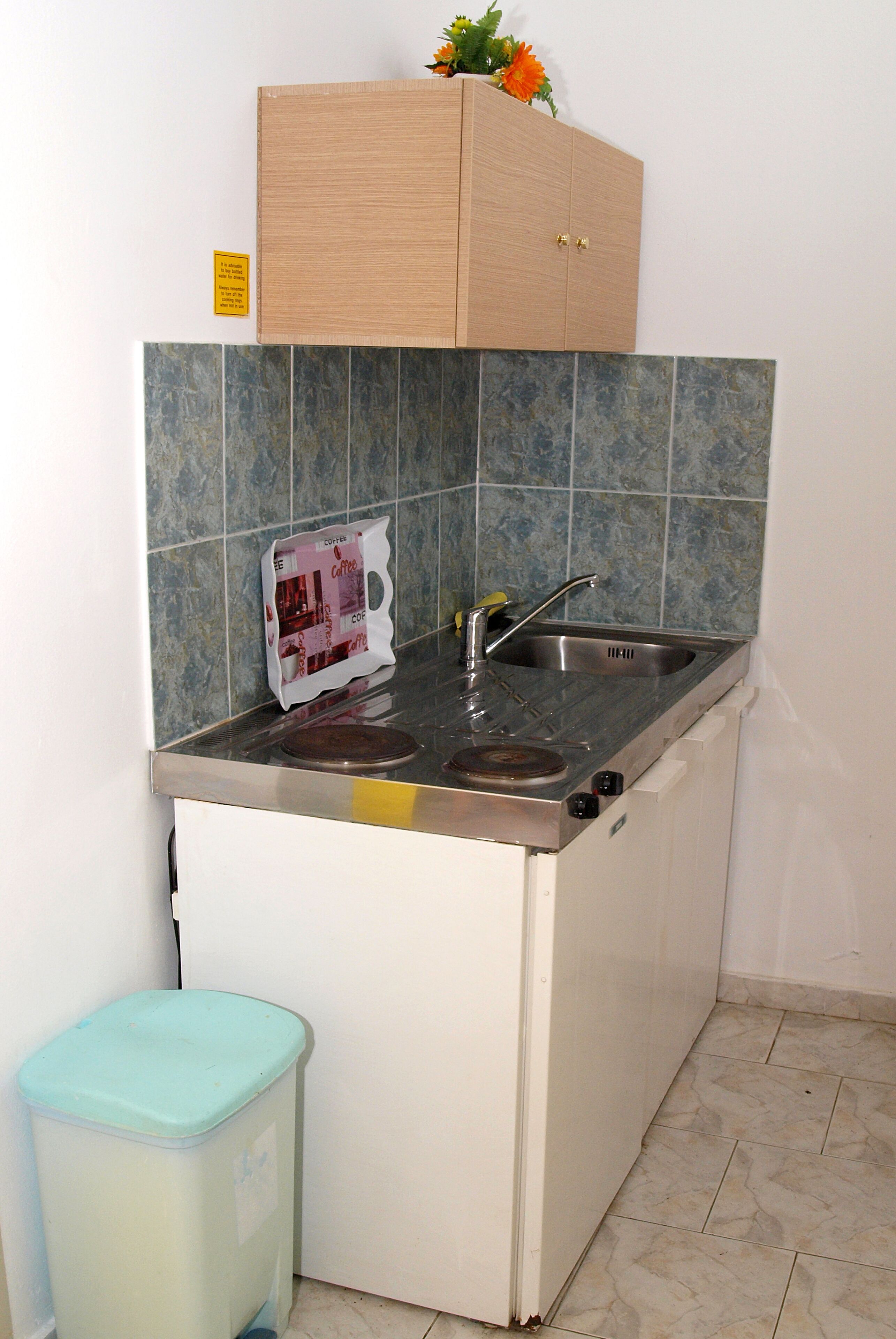 Frigobar, talheres/pratos/utensílios de cozinha, mesas de jantar