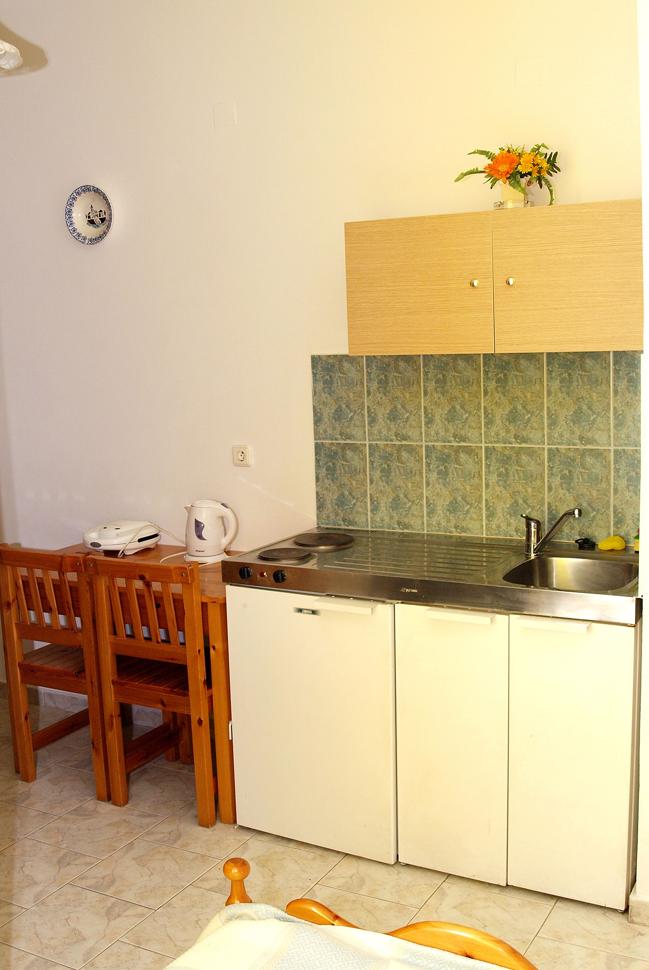 Frigobar, utensilios de cocina y comedor 