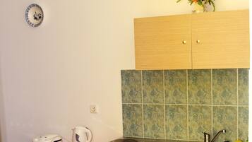 Frigobar, utensilios de cocina y comedor