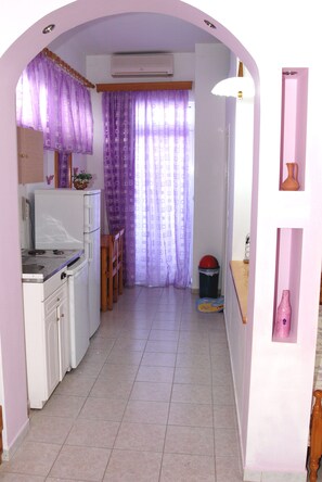 Mini-Kühlschrank, Kochgeschirr/Geschirr/Besteck, Esstisch